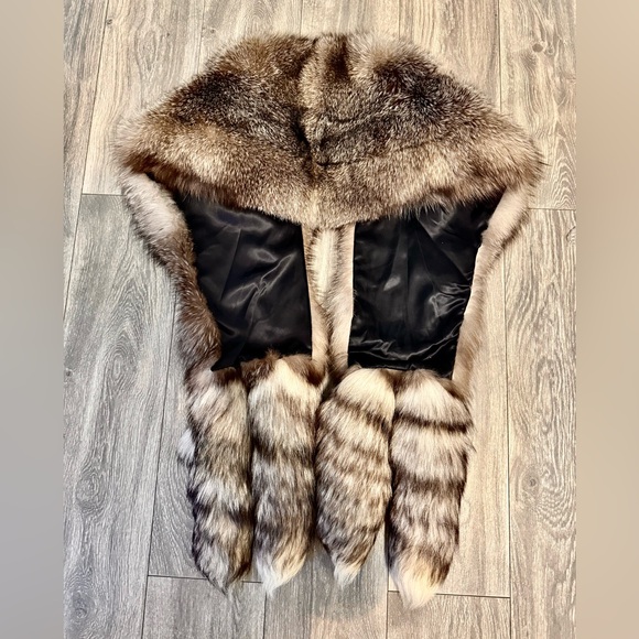 Bloomingdale’s Used Sliver real fox stole used . L-XL. With free Fendi scarf - Picture 2 of 15